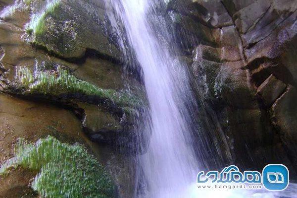 آبشار سه کنج یکی از جاذبه های گردشگری استان کرمان است