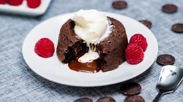 طرز تهیه لاوا کیک شکلاتی ؛ شیرینی خاص با ترکیبی از شکلات